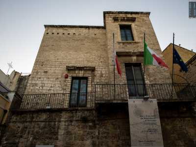 Il nucleo centrale del complesso fortificato, tipico delle case palazziate, � costituito da due case-torri nate con la doppia funzione di dimora civile e fabbricato difensivo
